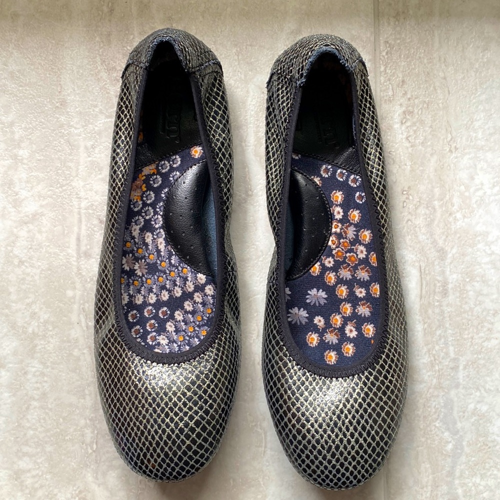 BORN Julianne Black/Silver Snakeskin Print Flats Size 8
